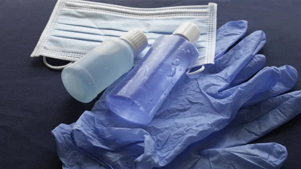 El hijyeni lastik eldivenler, cerrahi maske, farklı el dezenfektanları. Virüs koruması, antibakteriyel jel, sabun. Sağlık sigortası kavramı. Coronavirus Covid-19 Sars-cov-2 Önleme
