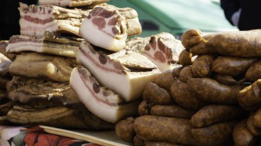 Etli ürünler sosis ve domuz pastırması. Sokak yemeği..