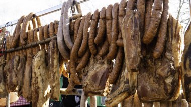 Et ürünleri sosis, jambon ve pastırma. Bol bol kurutulmuş baharatlı biftek ve domuz sosisi. Sokak yemeği..