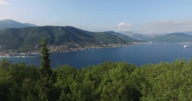 Güneşli bir yaz gününde Kotor Körfezi Panoraması