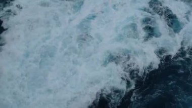 Büyük geminin arkasında bir su köpüğü izi var.. 