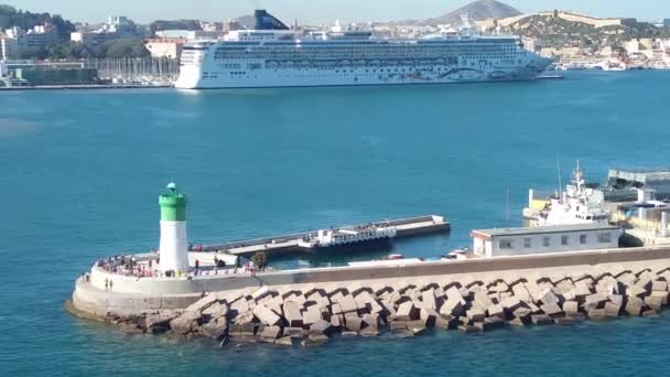 Испания Май 2019 Зелено Белый Маяк Порту Картахены Круизным Кораблем — стоковое видео
