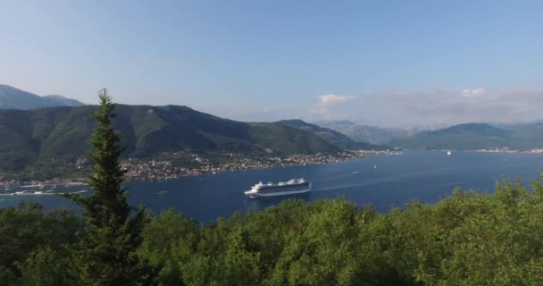 Panorama Kotor Bay Zatímco Turistické Výletní Lodi Plachtění Smaragdová Princezna — Stock video