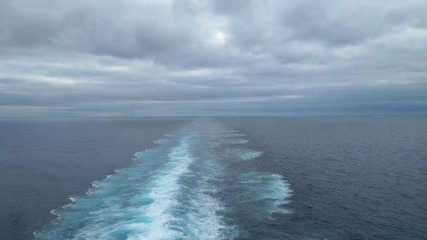 Vista Estela Detrás Gran Crucero Mar Rastro Espuma Agua Detrás — Vídeos de Stock