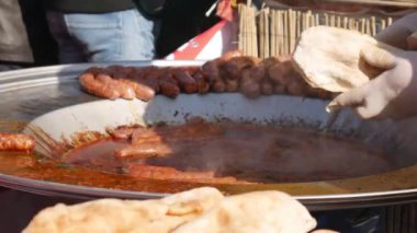 Sokakta sosisli sandviç satıyorum..