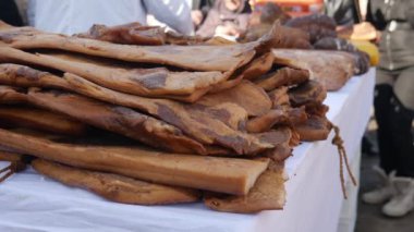 Bir sokak yemeği festivalinde kurutulmuş et ürünleri satılıyor.