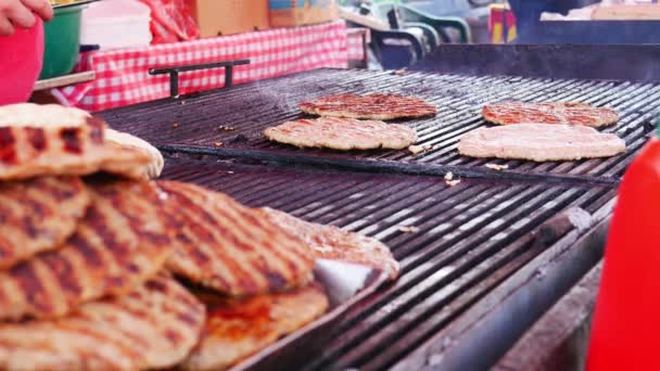 Turning Burgers Grill Barbecue Tongs Selling Food Street — Stock Video