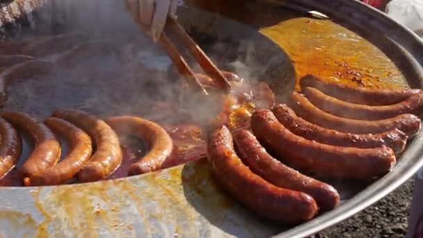 Festiwal Ulicznego Jedzenia Kiełbaski Komercyjnej Patelni Street Food Sprzedawca Toczenia — Wideo stockowe