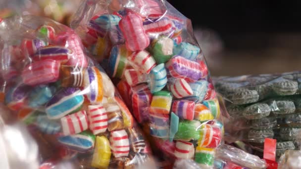 Színes Cukorka Műanyag Csomagolásban — Stock videók