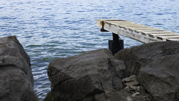 Côte Rocheuse Avec Jetée Bois Sur Mer — Photo