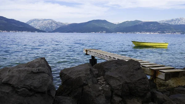 Costa Rochosa Com Molhe Madeira Para Belas Montanhas Mar Com — Fotografia de Stock