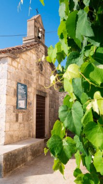 Eski taş kilise 'Gospe od Karmena' (Carmen 'in Kadınları), Rose Village, Lustica yarımadası, Kotor Bay, Karadağ, Avrupa