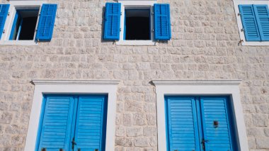 Gül Köyü, Lustica yarımadası, Kotor Körfezi, Karadağ ve Avrupa 'daki Akdeniz evindeki mavi renkli pencere çerçevesi