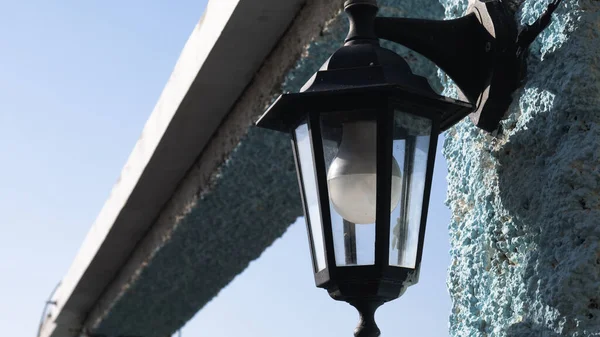 在阳光明媚的日子里 古老的路灯作为路灯 科托尔湾 玫瑰村 — 图库照片