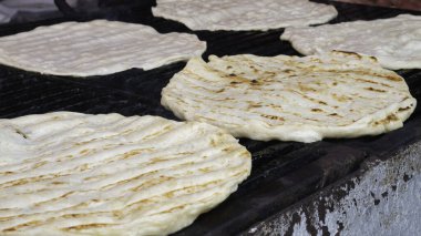 Mangalda hamur pişirmek - Çörek ya da ızgara pizza ekmeği. 