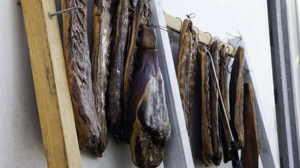Традиционно сухой и копченое мясо висит
.