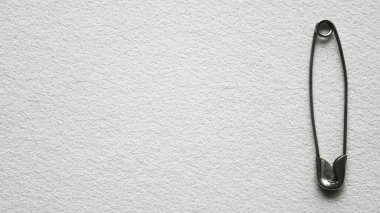 Beyaz arka planda kapalı bir çengelli iğne. Boşluk yok. Metin için alanı kopyala.