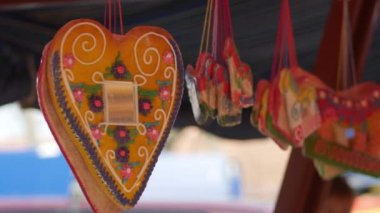 Festivalin çadırının altında asılı duran at şeklinde likör ve zencefilli ekmek. Bir sokak satışında poşetlerde şekerler. 