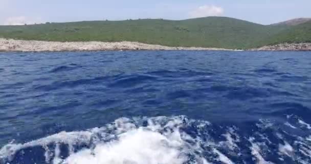 Żeglowanie Błękitnym Morzu Obok Zielonego Wzgórza — Wideo stockowe