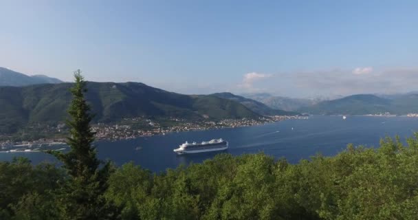 Panorama Kotor Bay Zatímco Turistické Výletní Lodi Plachtění Smaragdová Princezna — Stock video