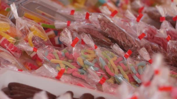 Bunte Und Vielfältige Süßigkeiten Tüten Beim Straßenverkauf Verpackt — Stockvideo