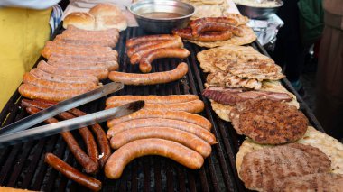 Izgarada daha fazla sosis ve hamburger türü..