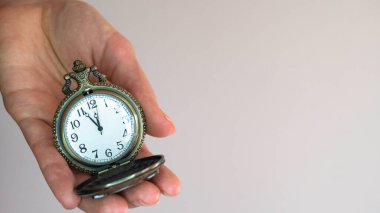 12 'ye 5 var. Zaman daralıyor. Son teslim tarihi. Zaman senin ellerinde. Boşluk yok. Metin için alanı kopyala. 