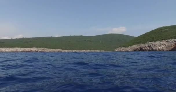 Segling Det Blå Havet Bredvid Grön Kulle Och Vit Boj — Stockvideo