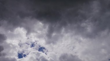 Kara bulutlar gökyüzünü kaplıyor.