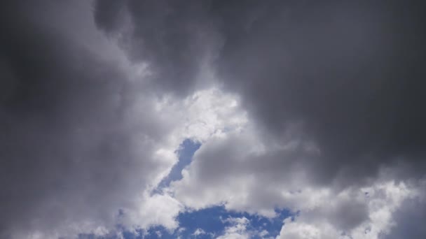 Σκούρα Σύννεφα Καλύπτουν Τον Ουρανό Επιταχυνόμενο Βίντεο — Αρχείο Βίντεο