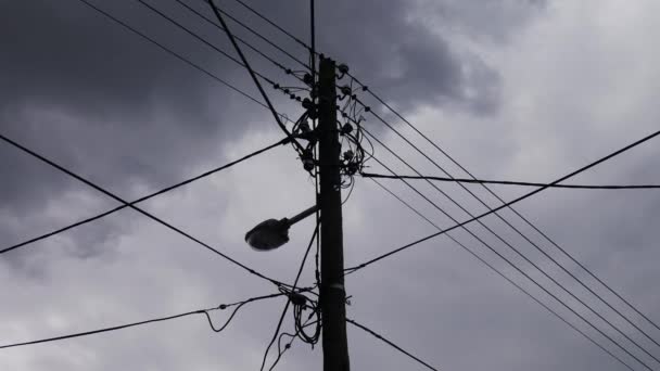 Elektrische Paal Tegen Stormachtige Lucht — Stockvideo