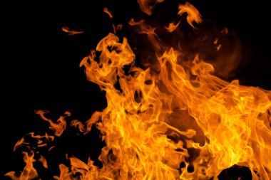 İzole alevler ateş