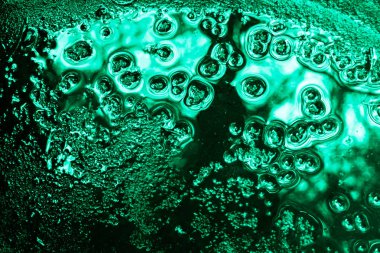 Sıvı damlacıkları, yeşil arka plan.