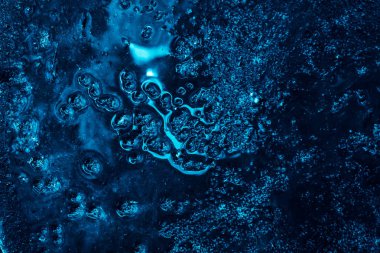 Sıvı damlacıkları, mavi arka plan görüntü kadar kapatın.