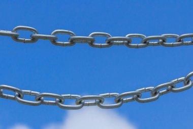 Mavi gökyüzü arka plan üzerinde zincirleri