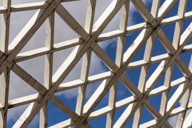 Vintage beyaz boyalı ahşap kafes, arka planda gökyüzü