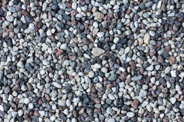 Bir yerde küçük gri taş.