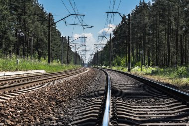 eski bir küçük demiryolu İstasyonu yakınında nakliyatı demiryolu parça