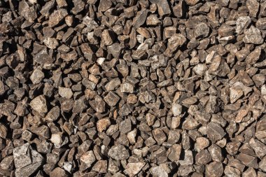 Bir yerde küçük gri ve kahverengi taş.