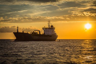 gün batımı ışık bağlantı noktasına giden gemide yük