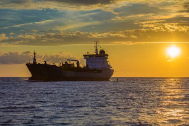 gün batımı ışık bağlantı noktasına giden gemide yük