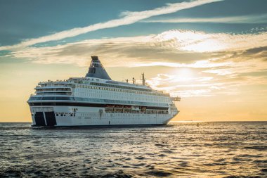 Uzak bağlantı noktası akşamları denize yelken gemi