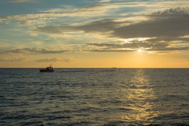 gün batımı ışık bağlantı noktasına giden küçük tekne