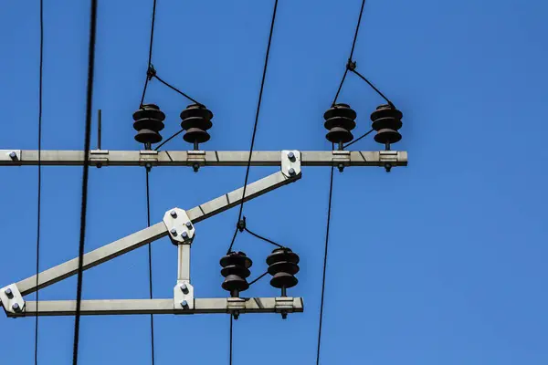 Elektrische Drähte mit Isolatoren sind oben am Himmel gespannt — Stockfoto