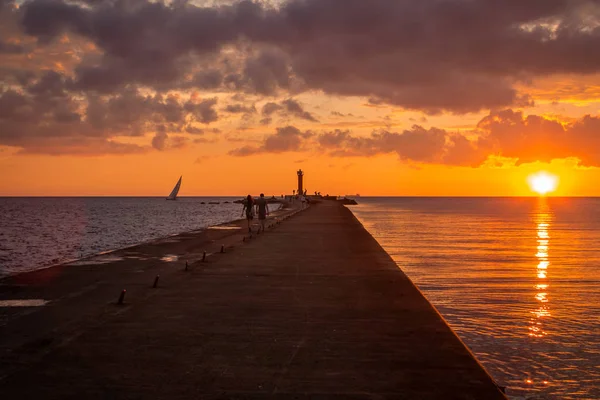 Pôr do sol no mar Báltico em Riga, Letónia — Fotografia de Stock