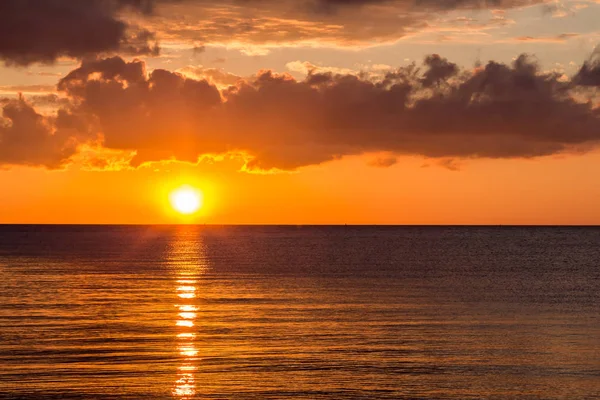 Pôr do sol no mar Báltico em Riga, Letónia — Fotografia de Stock