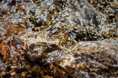 Taşların üzerinde yüzen su creek kapatın