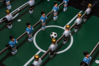 Futbol masa oyunu. Mavi ve beyaz plastik footb ile yeşil alan