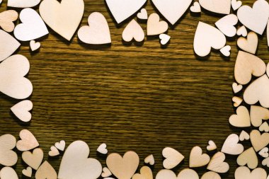 Aşk çerçeve etrafında ışık kalpleri ve koyu ahşap arka plan ile ben
