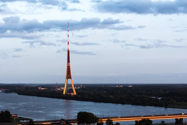 Riga Radio and TV Tower a partir do topo da Academia Letã de — Fotografia de Stock